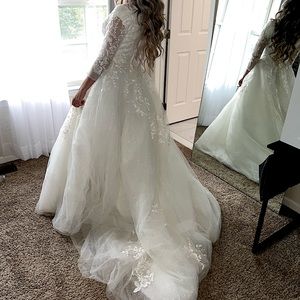 Beautiful sparkly White A-line weddings dress